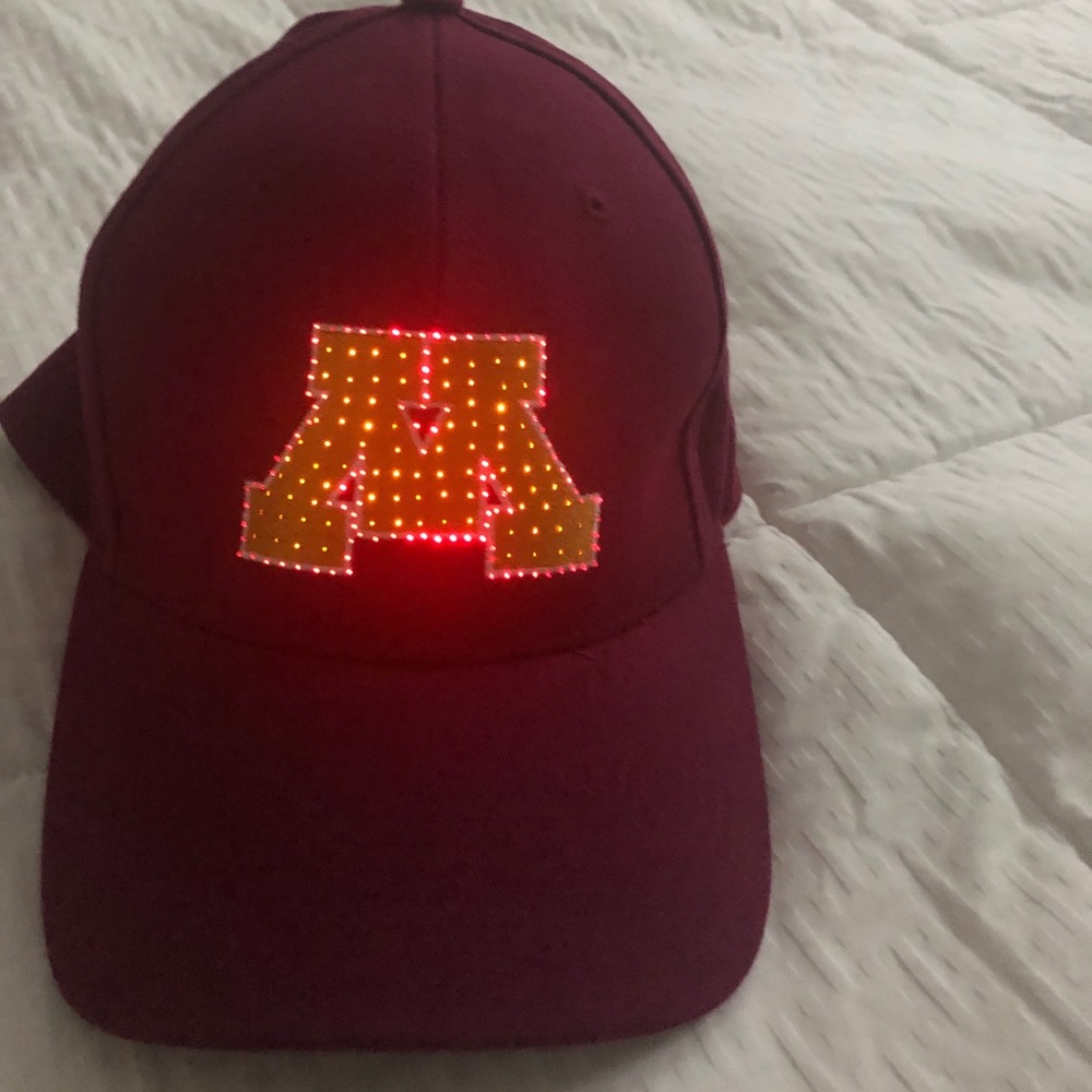 MN gophers light up NEW hat! Licensed team apparel with tags